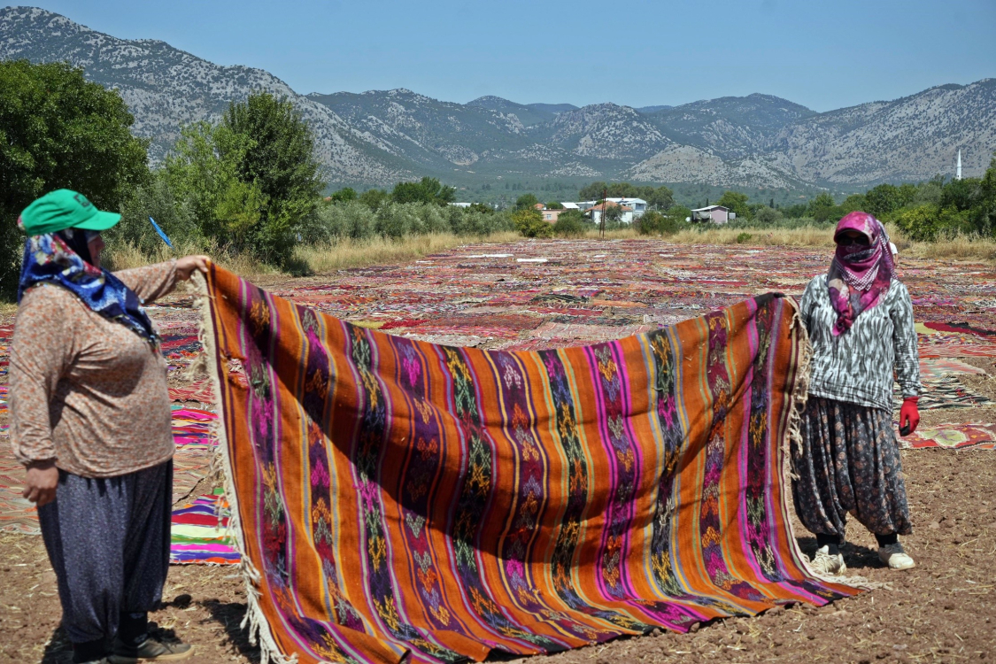 Antalya'nın güneş altında renklenen el dokuma halı ve kilimleri ABD'ye ihraç ediliyor
