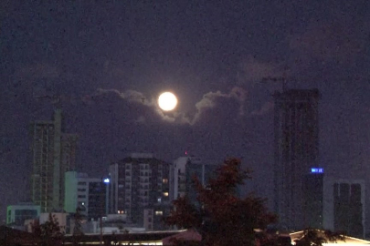 İstanbul'da 21 Haziran gecesi kartpostallık dolunay manzarası