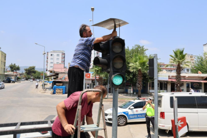 Sıcakta yuva yapan kumrulara gölgelik yapıldı