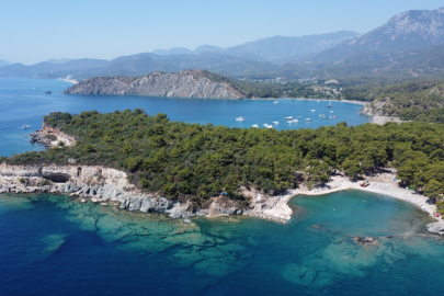 Tarih ile doğanın bütünleştiği Phaselis bayram tatilinde binlerce ziyaretçi ağırladı