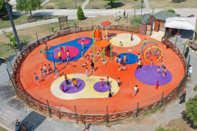 Adana'da boğulma vakalarının ardından Yüreğir Belediyesi 'Su Oyun Parkı'nı hizmete açtı