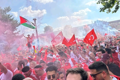 Almanya'daki Ay-Yıldızlı taraftarlardan A Milli Takım'a Türk ve Filistin bayraklı destek