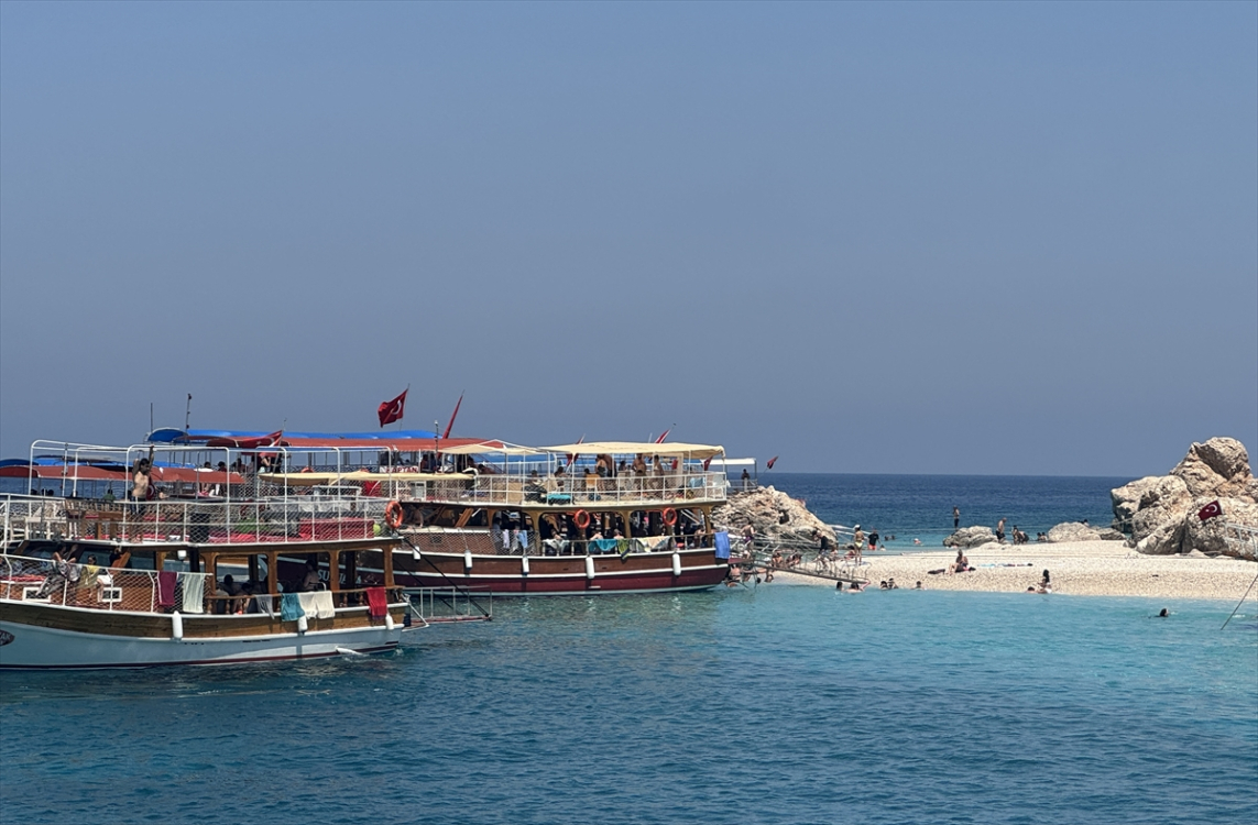 Adrasan'ın koylarını görmek isteyenler tekne turlarına ilgi gösteriyor