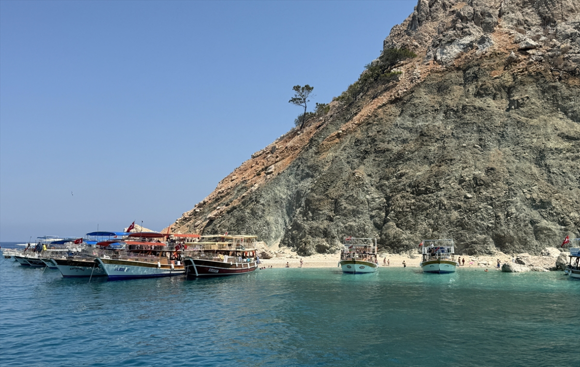 Adrasan'ın koylarını görmek isteyenler tekne turlarına ilgi gösteriyor