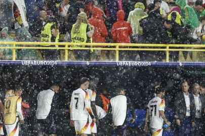 Almanya-Danimarka maçı yoğun yağış nedeniyle durduruldu