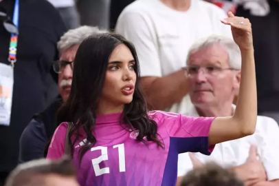 Almanya'nın zaferinde İlkay Gündoğan'ı tribünden eşi Sara Arfaoui destekledi
