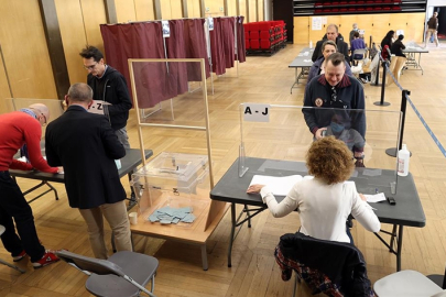 Fransa'da erken genel seçimlerin ilk turunda oy verme işlemi başladı