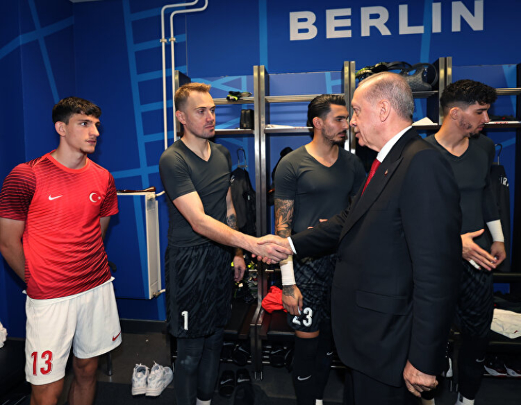 erdoğan oyuncuları soyunma odasında ziyaret eti