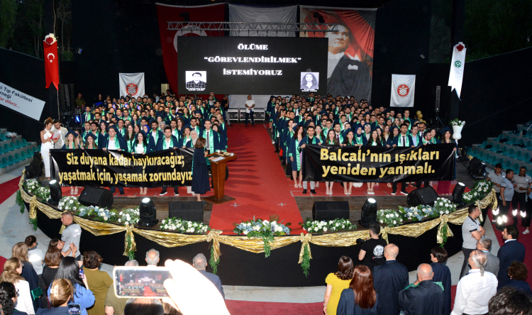 Çukurova Üniversitesi Tıp Fakültesi’nden mezun olan 338 öğrenci, düzenlenen törenle diplomalarını aldı. Tören sırasında öğrencilerin taşıdığı ‘Ölüme görevlendirilmek istemiyoruz’ ve ‘Balcalı’nın ışıkları yeniden yanmalı’ afişleri dikkat çekti. 