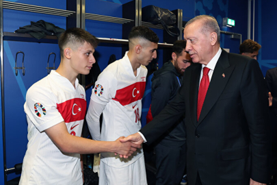 Cumhurbaşkanı Erdoğan, Milli futbolcuları soyundurma odasında ziyaret etti