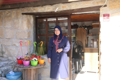 Hatay depremzede Fatma Bakır, 12 metrekarelik iş yerinde hayata tutunuyor