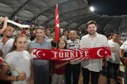 Tarsus’ta dev ekranda milli maç coşkusu