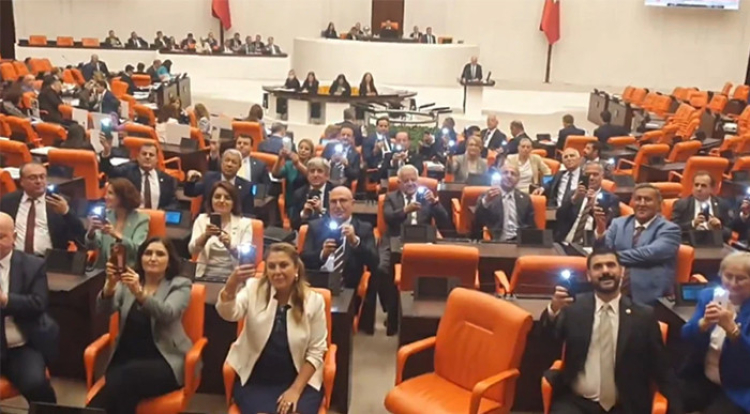 CHP Genel Başkanı Özgür Özel'in çağrısıyla yapılan ışık açma-kapatma eylemi ülke genelinde yapıldı 2