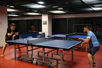 Engelli sporcu Yiğit, masa tenisinde milli takıma girebilmek için raket sallıyor