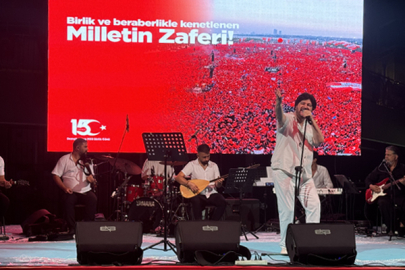 Ahmet Şafak, Güngören'de 15 Temmuz Şehitler Parkı'nda unutulmaz konser verdi