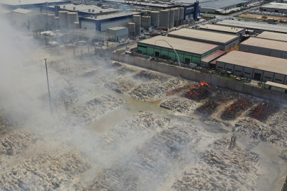 Aydın'da kağıt fabrikasında çıkan yangın kısmen kontrol altına alındı