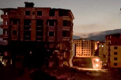 İş makinesi operatörü 6 katlı binayı yere vurarak sarsıntıyla yıktı