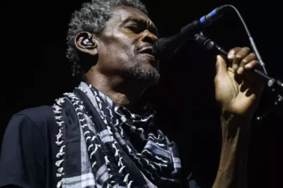 Massive Attack İstanbul'da konser verdi! Daddy G Filistin kefiyesiyle sahneye çıktı