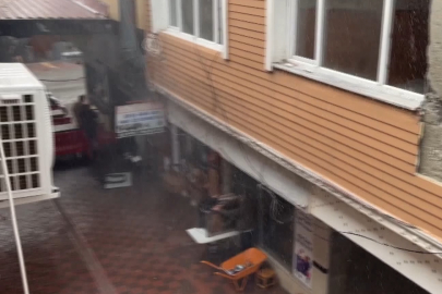 Osmaniye'de şiddetli fırtınadan zarar gören konteyner çarşıda bulunan depremzede esnafın yaraları sarılıyor.