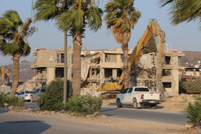 Hatay'da 9 katlı bina kontrollü şekilde yıkıldı
