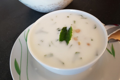 Yaz Sıcaklarında Hem Serinleyin Hem Zayıflayın: Ayran Aşı Çorbası Mucizesi!