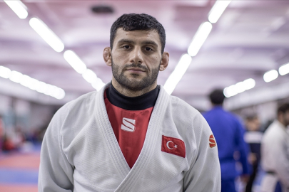 Judoda milli sporcu Vedat Albayrak, Bahreynli Gerbekov'u yenerek son 16 turuna yükseldi