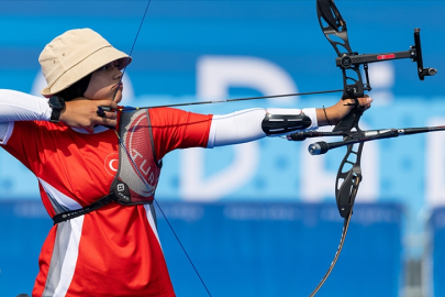 Milli okçu Elif Berra Gökkır Paris'te çeyrek finale yükseldi