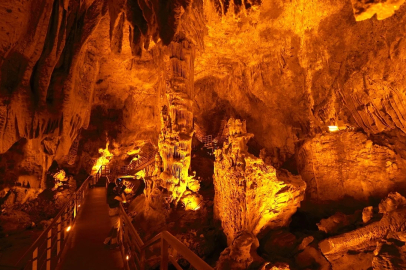 Mersin'de kadın muhtardan imece usulü proje