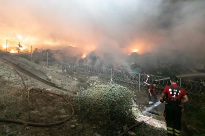 Mersin'de atık maddelerle dolu alanda çıkan yangın sabaha kadar süren çalışmalarla söndürüldü