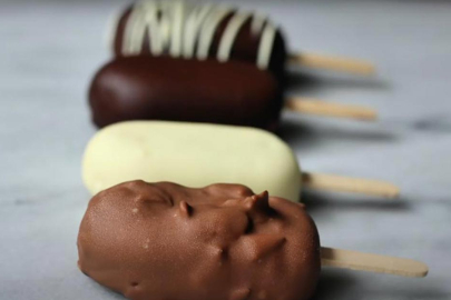 Marketten Almaya Son! Cevizli Damla Çikolatalı ve Çilekli Magnum Dondurma Tarifi