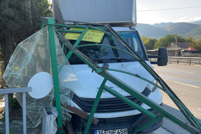 Sakarya'da kontrolden çıkan kamyonet durağa girdi