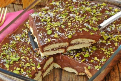 Yoğun Çikolata Tutkunlarına: Kolayca Hazırlanan Bitter Çikolatalı Bisküvili Pasta Tarifi