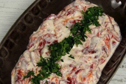 Lezzetli ve Pratik: Yoğurtlu Kırmızı Biber Salatası Tarifi