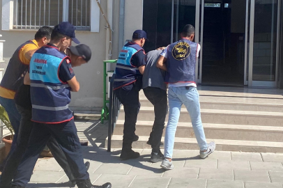 Mersin'de motosikletle yanaştıkları minibüsten çanta çalan 2 zanlı tutuklandı