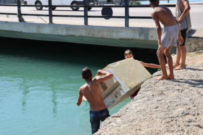 Adana'da gençler sulama kanalında milyonluk yatları ile serinlediler