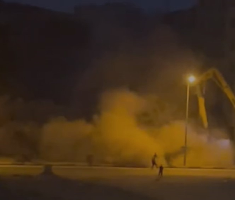 Hatay'da 6 katlı binanın yıkımı tedirgin etti Yoldan geçen araçlar korku yarattı 2