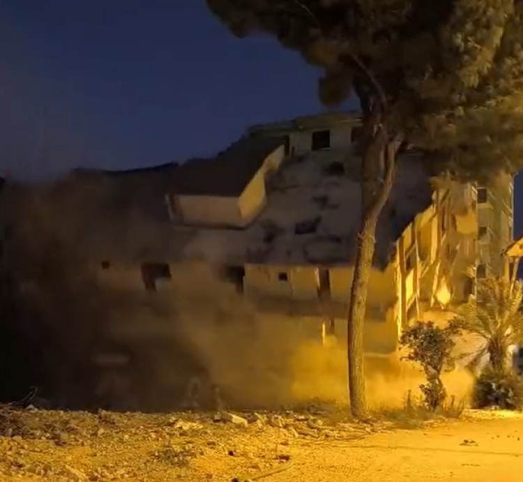 Hatay'da 6 katlı binanın yıkımı tedirgin etti Yoldan geçen araçlar korku yarattı 3