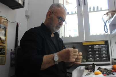 Hataylı saat tamircisi Selahattin Solhan: 50 yıllık bisiklet rutinini senelerdir bozmadı