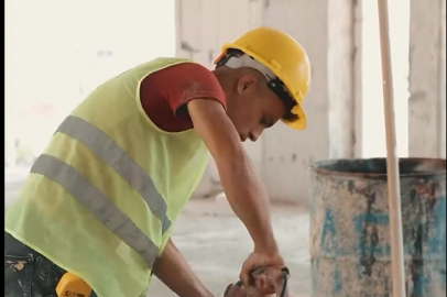 İnşaat işçisinin "sarı kola" ile canlanma anı sosyal medyada gündem oldu