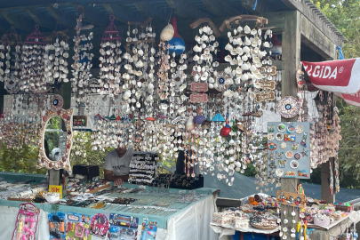 Takıcılar tatile gelen vatandaşların ilgi odağı oluyor