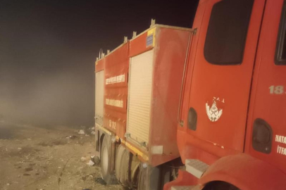Reyhanlı’da iş makinesinin yardımıyla çöplük yangını söndürüldü