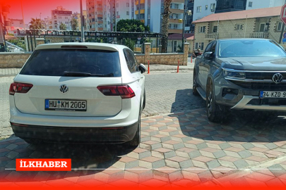 Mersin Erdemli’de yaya yollarına yanlış park eden yabancı plakalı araç tepki topladı