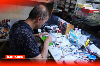 Adana'da sağlık teknikerinden saat tamirciliğine