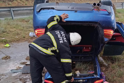 Hatay'da otomobil şarampole devrildi