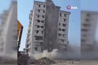 10 katlı binanın yerle bir olduğu anlar kamerada