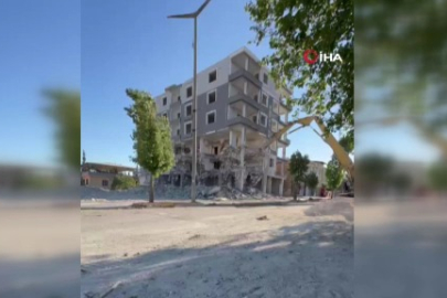 6 katlı binanın yıkılma anı saniye saniye kameraya yansıdı