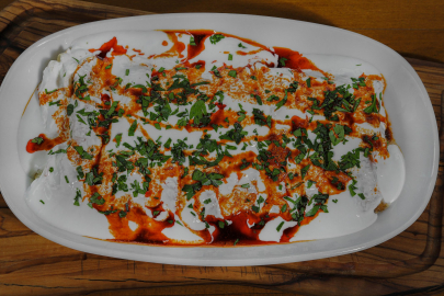 Kıymalı Yufka Böreği: Manlama Tarifi ile Sofralarınıza Lezzet Katın