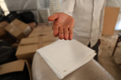 Hatay'da afetzedelere dağıtılan nevresim takımlarındaki çipler tedirginliğe neden oldu