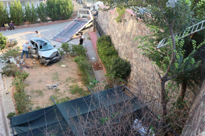 Bornova'da feci kaza: Otomobil apartman bahçesine uçtu, 2 yaralı