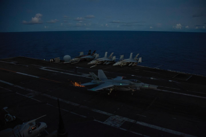 İran'dan İsrail'e büyük kapsamlı füze saldırısı sonrası gözler ABD'de ve bölgedeki uçak gemisinde